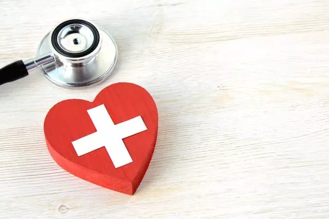 聴診器と十字の救急マーク