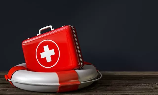 救命用の浮き輪と救急バッグ