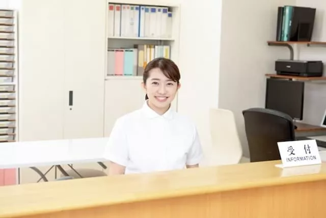 病院で受付する医療事務の女性スタッフ