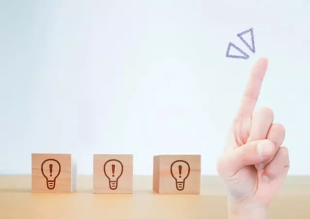 人差し指と電球マーク